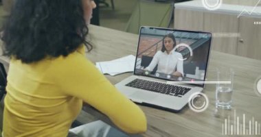 Dizüstü bilgisayardaki çeşitli iş kadınlarıyla ilgili finansal veri işleme animasyonu. Küresel finans, iş, bağlantılar, hesaplama ve veri işleme kavramı dijital olarak oluşturulmuş video.