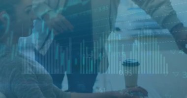 Ofisteki çeşitli iş adamları üzerinde finansal veri işleme animasyonu. Küresel finans, iş, bağlantılar, hesaplama ve veri işleme kavramı dijital olarak oluşturulmuş video.