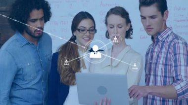 Ofiste iş tartışması yapan farklı meslektaşların ikonlarıyla bağlantı ağının animasyonu. Küresel iş, bağlantılar ve dijital arayüz kavramı dijital olarak oluşturulmuş video.