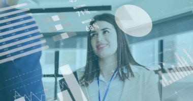 Muhtelif meslektaşların ofiste iş görüşmesi üzerine finansal veri işleme animasyonu. Küresel iş, finans, bilgisayar ve dijital arayüz kavramı dijital olarak oluşturulmuş video.