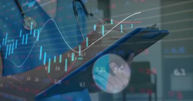 Kafkas kadın doktorların elinde dosya tutarak finansal veri işleme animasyonu. Küresel tıp, bağlantılar, hesaplama ve veri işleme kavramı dijital olarak oluşturulmuş video.