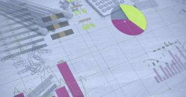 Ofis masasının üzerinde ekipmanla veri işleme ve diyagramların animasyonu. İş, teknoloji ve dijital arayüz kavramı dijital olarak oluşturuldu.