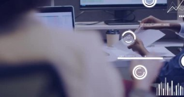 Ofisteki çeşitli iş adamları üzerinde veri işleme animasyonu. Küresel finans, iş, bağlantılar, hesaplama ve veri işleme kavramı dijital olarak oluşturulmuş video.