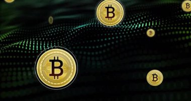 Bitcoin para birimi simgelerinin animasyonu ikili kodlama üzerine finansal veri işleme. Küresel kripto para birimi, iş dünyası, bağlantılar, hesaplama ve veri işleme kavramı dijital olarak oluşturulmuş video.