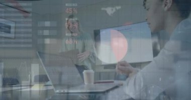 Ofisteki çeşitli iş adamları üzerinde finansal veri işleme animasyonu. Küresel finans, iş, bağlantılar, hesaplama ve veri işleme kavramı dijital olarak oluşturulmuş video.