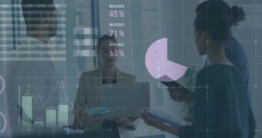Muhtelif meslektaşların ofiste iş görüşmesi üzerine finansal veri işleme animasyonu. Küresel iş, finans, bilgisayar ve dijital arayüz kavramı dijital olarak oluşturulmuş video.