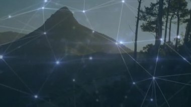 Manzara üzerindeki bağlantı ağının animasyonu. Küresel bağlantılar, bulut hesaplama ve veri işleme kavramı dijital olarak oluşturulmuş video.