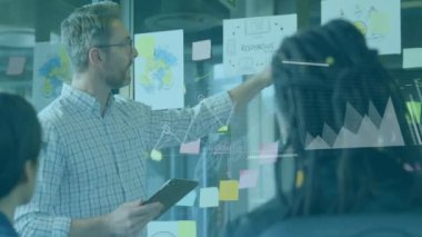 Ofisteki çeşitli iş adamları üzerinde finansal veri işleme animasyonu. Küresel finans, iş, bağlantılar, hesaplama ve veri işleme kavramı dijital olarak oluşturulmuş video.