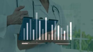 Doktorlar, üzerlerinde veri analizi olan panoları inceliyor. Tıbbi, sağlık, analitik, takım çalışması, araştırma, profesyoneller