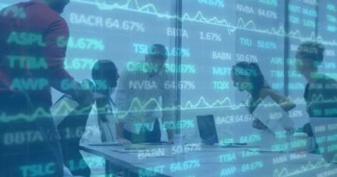 Muhtelif meslektaşların ofiste iş görüşmesi üzerine finansal veri işleme animasyonu. Küresel ofis, finans, bilgisayar ve dijital arayüz kavramı dijital olarak oluşturulmuş video.