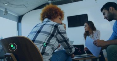 Ofisteki çeşitli iş adamları üzerinde ekolojik ikonlar ve veri işleme animasyonları. Küresel finans, iş, bağlantılar, hesaplama ve veri işleme kavramı dijital olarak oluşturulmuş video.