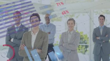 Ofisteki çeşitli iş adamları üzerinde finansal veri işleme animasyonu. Küresel finans, iş, bağlantılar, hesaplama ve veri işleme kavramı dijital olarak oluşturulmuş video.