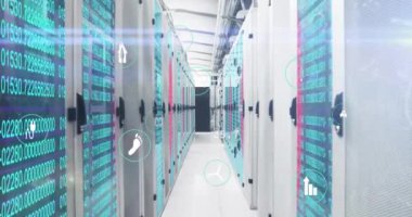 Bilgisayar sunucuları üzerinden eko simgelerin ve dijital veri işlemlerinin animasyonu. Dijital olarak oluşturulmuş küresel bağlantılar, hesaplama ve veri işleme kavramı.