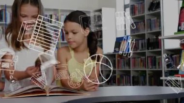 Kütüphanede kitap okuyan çeşitli öğrencilerin okul eşyaları ikonlarının canlandırılması. Küresel eğitim, öğrenim ve okul kavramı dijital olarak oluşturulmuş video.