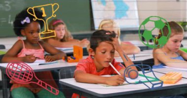 Sınıfta spor simgeleriyle çalışan çocuklar. Eğitim, öğrenim, öğrenciler, teknoloji, etkileşim