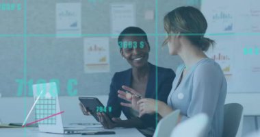 Muhtelif meslektaşların ofiste iş görüşmesi üzerine finansal veri işleme animasyonu. Küresel iş, finans, bilgisayar ve dijital arayüz kavramı dijital olarak oluşturulmuş video.