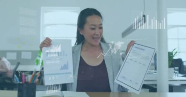 Asyalı iş kadını hakkında finansal veri işleme animasyonu. Küresel finans, iş, bağlantılar, hesaplama ve veri işleme kavramı dijital olarak oluşturulmuş video.