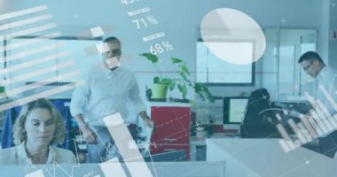 Ofisteki bilgisayarı kullanan çeşitli meslektaşların veri işleme ve diyagramlarının animasyonu. Küresel iş ve dijital arayüz kavramı dijital olarak oluşturulmuş video.