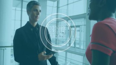 Ofisteki çeşitli iş adamları üzerinde veri işleme animasyonu. Küresel finans, iş, bağlantılar, hesaplama ve veri işleme kavramı dijital olarak oluşturulmuş video.