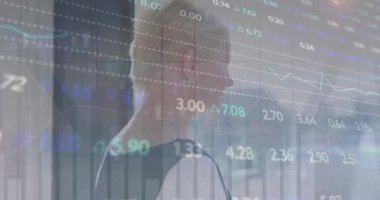 Kafkasyalı iş kadınıyla ilgili finansal veri işleme animasyonu. Küresel finans, iş, bağlantılar, hesaplama ve veri işleme kavramı dijital olarak oluşturulmuş video.