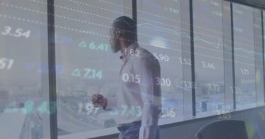 Afrika kökenli Amerikalı iş adamının finansal veri işleme çalışmalarının animasyonu. Küresel finans, iş, bağlantılar, hesaplama ve veri işleme kavramı dijital olarak oluşturulmuş video.