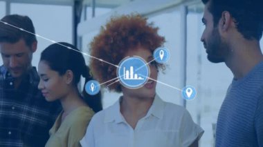 Ofiste iş tartışması yapan farklı meslektaşların ikonlarıyla bağlantı ağının animasyonu. Küresel iş, bağlantılar ve dijital arayüz kavramı dijital olarak oluşturulmuş video.