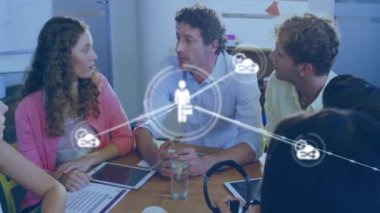 Ofisteki farklı iş adamlarının insanlarla olan bağlantılarının animasyonu. Küresel finans, iş, bağlantılar, hesaplama ve veri işleme kavramı dijital olarak oluşturulmuş video.