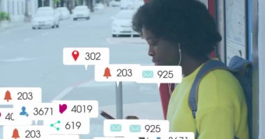 Akıllı telefon kullanan Afro-Amerikan kadın üzerinde ikon ve veri işleme animasyonları. Dijital olarak oluşturulmuş küresel sosyal medya, bağlantılar, hesaplama ve veri işleme kavramı.