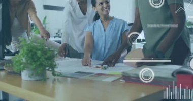 Ofisteki çeşitli iş adamları üzerinde finansal veri işleme animasyonu. Küresel finans, iş, bağlantılar, hesaplama ve veri işleme kavramı dijital olarak oluşturulmuş video.