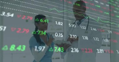 Çeşitli doktorlar üzerinde finansal veri işleme animasyonu. Küresel tıp, bağlantılar, hesaplama ve veri işleme kavramı dijital olarak oluşturulmuş video.