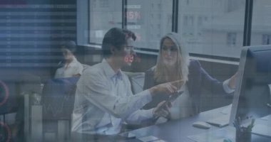 Ofisteki çeşitli iş adamları üzerinde finansal veri işleme animasyonu. Küresel finans, iş, bağlantılar, hesaplama ve veri işleme kavramı dijital olarak oluşturulmuş video.