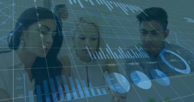 Ofisteki çeşitli iş adamları üzerinde finansal veri işleme animasyonu. Küresel finans, iş, bağlantılar, hesaplama ve veri işleme kavramı dijital olarak oluşturulmuş video.