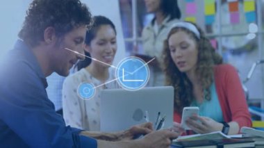 Ofiste iş tartışması yapan farklı meslektaşların ikonlarıyla bağlantı ağının animasyonu. Küresel iş, bağlantılar ve dijital arayüz kavramı dijital olarak oluşturulmuş video.