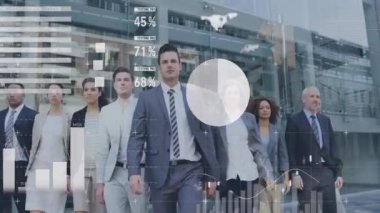 Çeşitli meslektaşların yürümesi üzerine finansal veri işleme animasyonu. Küresel iş, finans, bilgisayar ve dijital arayüz kavramı dijital olarak oluşturulmuş video.