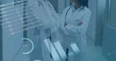 Çeşitli doktorların gülümsemesiyle ilgili veri işleme ve diyagramların animasyonu. Tıp, teknoloji ve dijital arayüz kavramı dijital olarak oluşturulmuş video.