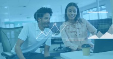 Ofisteki çeşitli iş adamları üzerinde finansal veri işleme animasyonu. Küresel finans, iş, bağlantılar, hesaplama ve veri işleme kavramı dijital olarak oluşturulmuş video.