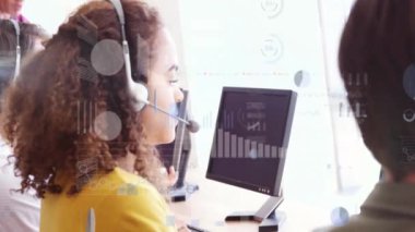 Telefon kulaklığı kullanan çeşitli iş adamlarının finansal veri işleme animasyonları. Küresel finans, iş, bağlantılar, hesaplama ve veri işleme kavramı dijital olarak oluşturulmuş video.