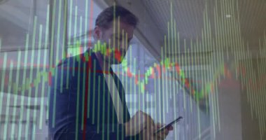 Akıllı telefon kullanan beyaz iş adamının diyagramlarının animasyonu. Küresel iş, teknoloji ve dijital arayüz kavramı dijital olarak oluşturulmuş video.