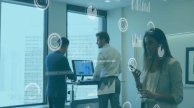 Ofisteki çeşitli iş adamları üzerinde finansal veri işleme animasyonu. Küresel finans, iş, bağlantılar, hesaplama ve veri işleme kavramı dijital olarak oluşturulmuş video.