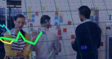 Ofiste konuşan çeşitli meslektaşların diyagramlarının ve veri işlemelerinin animasyonu. Teknoloji, iş ve dijital arayüz kavramı dijital olarak oluşturulmuş video.