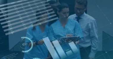 Tablet kullanan farklı doktorların veri işleme ve diyagramlarının animasyonu. Tıp, teknoloji ve dijital arayüz kavramı dijital olarak oluşturulmuş video.