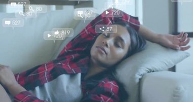 İkonların canlandırılması ve melez bir kadının uyuması üzerine veri işlemesi. Boş zaman, sosyal medya, bağlantılar, hesaplama ve veri işleme kavramı dijital olarak oluşturulmuş video.