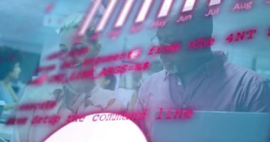 Ofisteki çeşitli iş adamları üzerinde finansal veri işleme animasyonu. Küresel finans, iş, bağlantılar, hesaplama ve veri işleme kavramı dijital olarak oluşturulmuş video.