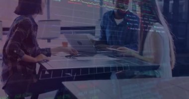 Muhtelif meslektaşların ofiste iş görüşmesi üzerine finansal veri işleme animasyonu. Küresel iş, finans, bilgisayar ve dijital arayüz kavramı dijital olarak oluşturulmuş video.