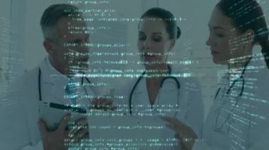 Doktorlar hastanede hasta bakımını tartışırken tıbbi veri işleme animasyonu. Sağlık, teknoloji, analiz, tartışma, takım çalışması, dijital