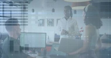 Ofisteki çeşitli iş adamları üzerinde finansal veri işleme animasyonu. Küresel finans, iş, bağlantılar, hesaplama ve veri işleme kavramı dijital olarak oluşturulmuş video.