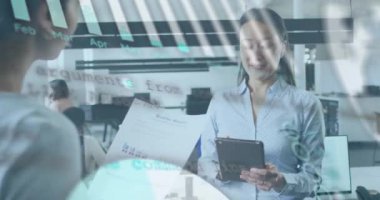 Ofisteki çeşitli iş adamları üzerinde finansal veri işleme animasyonu. Küresel finans, iş, bağlantılar, hesaplama ve veri işleme kavramı dijital olarak oluşturulmuş video.