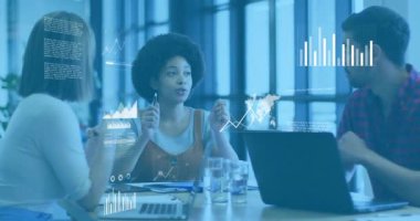 Ofisteki çeşitli iş adamları üzerinde finansal veri işleme animasyonu. Küresel finans, iş, bağlantılar, hesaplama ve veri işleme kavramı dijital olarak oluşturulmuş video.