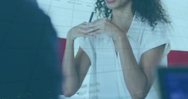 Ofiste çalışan, mali veri tablosu olan bir iş kadını ekranda canlandırma yapıyor. finans, analiz, teknoloji, şirket, meslek