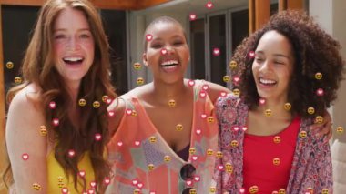 Medya simgelerinin farklı kadın arkadaşlarla kucaklaşması üzerine animasyonu. Sosyal medya, arkadaşlık, teknoloji ve dijital arayüz konsepti dijital olarak oluşturulmuş video.